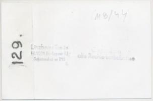 HÉV-szerelvény és teherautó, Linzbauer Tamás fotója, hátulján pecséttel jelzett, jobb szélén megtörv...