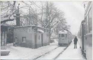 A 43-as villamos télen, Linzbauer Tamás fotója, hátulján pecséttel jelzett, enyhén vetemedett, 9×14 cm