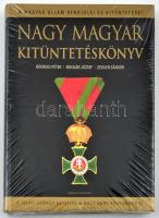 Bodrogi Péter, Molnár József, Zeidler Sándor: Nagy magyar kitüntetéskönyv. A magyar állam rendjelei és kitüntetései a Szent György-rendtől a Nagy Imre-érdemrendig. Bp., 2005, Rubicon. Bontatlan csomagolásban, kiadói kartonált kötés, bontatlan, új állapotban.