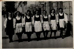 Kolozsvár, Cluj, Székely lányok népviseletben, folklór kisméretű fotólap (11,8x8cm) / Szekely ladies in traditional dress, folklore, small size (11,8x8cm) photo (ragasztónyom / gluemark)