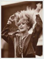 cca 1978 Csepregi Éva (1953) énekesnő, Menesdorfer Lajos 4 db pecséttel jelzett vintage fotója, 24x1...