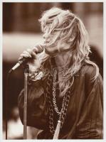 cca 1978 Csepregi Éva (1953) énekesnő, Menesdorfer Lajos 4 db pecséttel jelzett vintage fotója, 24x1...