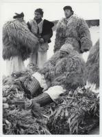 cca 1975 Lentiben készült fotósorozat a télűző farsangról, 7 db vintage fotó, 24x18 cm