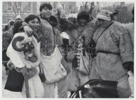 cca 1975 Lentiben készült fotósorozat a télűző farsangról, 7 db vintage fotó, 24x18 cm