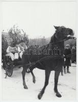 cca 1975 Lentiben készült fotósorozat a télűző farsangról, 7 db vintage fotó, 24x18 cm