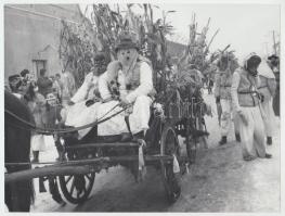 cca 1975 Lentiben készült fotósorozat a télűző farsangról, 7 db vintage fotó, 24x18 cm