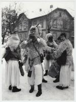 cca 1975 Lentiben készült fotósorozat a télűző farsangról, 7 db vintage fotó, 24x18 cm