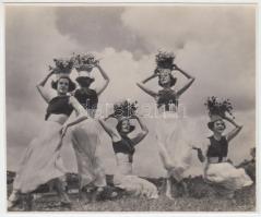 cca 1935 Jelzés nélküli vintage fotó Szentpál Olga (1895-1968): mozgásművésznő, koreográfus archívumából, 12x15 cm