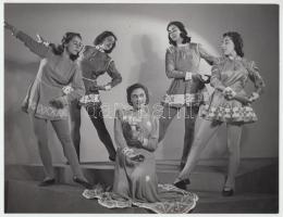cca 1935 Leichtner Erzsébet vintage fotója Szentpál Olga tánccsoportjának tagjairól, pecséttel jelzett, 17,5x23 cm