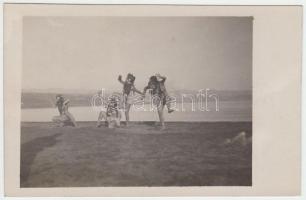 cca 1935 Álarcos tánc a vízparton, Szentpál Olga archívumából előkerült jelzés nélküli vintage fotó, 9x14 cm