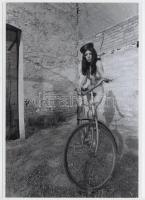 cca 1965 Facér, pucér kerékpáros, korabeli felvételről modern nagyítás, 18x13 cm / erotic photo, 18x13 cm