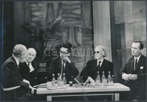 1964 Nemzetközi Népzenei Tanács budapesti konferenciája alkalmából készült TV felvétel Kodály Zoltán részvételével, vintage fotó, 16x23 cm