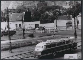 cca 1960 Budapest, farmotoros autóbusz, kockás taxik, teherautó valahol Budán, korabeli riportfelvételről készült modern nagyítás, 13x18 cm