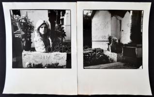 cca 1985 Tóth György: Jim Morrison (Doors együttes) sírja Párizsban, 2 db feliratozott vintage fotóművészeti alkotás, az egyik fotó sérült, ragasztott, 15x15 cm-es képméret 24x18 cm-es fotópapíron