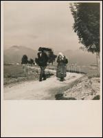 cca 1935 Thöresz Dezső: Vizsga után és Hazafelé című vintage fotóművészeti alkotása, 2 db fotó, az e...