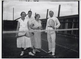 cca 1930 Teniszjátékosok, korabeli üveglemez negatívról készült modern nagyítás, 13x18 cm