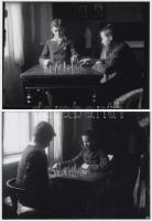 cca 1925 Sakkparti, 2 db korabeli üveglemez negatívról készült modern nagyítások, 13x18 cm