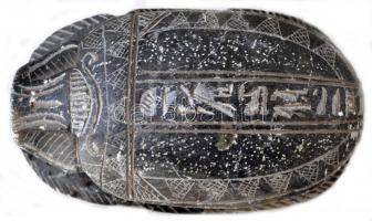 Szkarabeuszt formázó egyiptomi stílusú levélnehezék, 11×6,5×4,5 cm