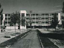 cca 1969 Agárd, Touring hotel épülete, vintage fotó a Fejér Megyei Állami Építőipari Vállalat albumából, 20x27 cm