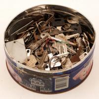 Több mint 200 db különféle kulcs, fém dobozban, d:19 cm