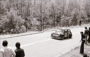 cca 1970 Autóversenyen készült negatívok, 70 db 24x36 mm-es negatív csíkokra felvágva, tároló tasako...
