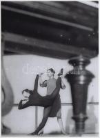 cca 1950 Balettórán, a zongora alól fényképezve, korabeli negatívról készült modern nagyítás, 18x13 cm