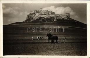 Szepesváralja, Spisské Podhradie, Kirchdrauf; vár, szántó emberek / castle, plowing men