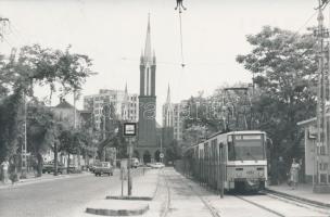 1985 Budapest, a 10-es villamos különböző forgalmi helyzetekben, 9 db vintage fotó, 9x14 cm