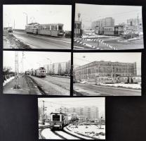1981 Budapest, a 33-as villamos különböző forgalmi helyzetekben, 10 db vintage fotó, 9x14 cm