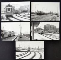 1981 Budapest, a 33-as villamos különböző forgalmi helyzetekben, 10 db vintage fotó, 9x14 cm