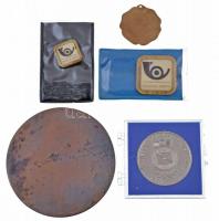 5db-os magyar és külföldi emlékérem, jelvény tétel, közte "Magyar Posta" fém jelvény (2xkl...