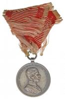 1914. "Ferenc József II. osztályú Ezüst Vitézségi Érem" peremen jelzett Ag kitüntetés sérült mellszalaggal. Szign.: Tautenhayn T:2- kis ph. Hungary 1914. Medal for Bravery II class, "Der Tapferkeit" Ag decoration with damaged ribbon, hallmark on edge. Sign: Tautenhayn C:VF small edge error NMK 133.