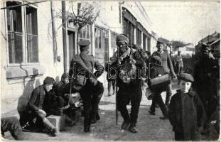 Völkergemisch in einer mazedonischen Stadt / WWI, German and Bulgarian soldiers, Macedonian, Serbien and Turkish Shoeshiners in a Macedonian town
