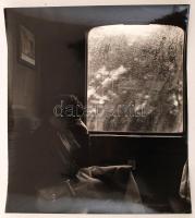 cca 1957 Tomori Ede (1920-1997): Magányos utas, pecséttel jelzett vintage fotóművészeti alkotás, sarkain kis törésnyomokkal, 34x29,5 cm