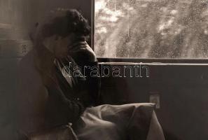 cca 1957 Tomori Ede (1920-1997): Magányos utas, pecséttel jelzett vintage fotóművészeti alkotás, sar...