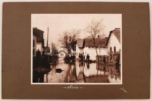cca 1930 Lengyel (?): Árvíz, aláírt vintage fotóművészeti alkotás kartonra ragasztva, 22x29 cm, kart...