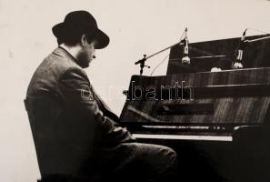 cca 1975 Császár László: Pause, feliratozott, kasírozott vintage fotóművészeti alkotás, 26,5x39 cm