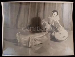 cca 1935 Pöltinger Gusztáv: Baba, jelzés nélküli vintage fotóművészeti alkotás, 30x40 cm