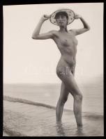 cca 1975 Vízparti kompozíció, jelzés nélküli vintage fotóművészeti alkotás, 40x30 cm / erotic photo, 40x30 cm