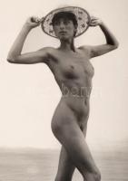 cca 1975 Vízparti kompozíció, jelzés nélküli vintage fotóművészeti alkotás, 40x30 cm / erotic photo,...