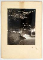 1942 Székesfehérvár téli éjszakán, Tóth fényképész aláírásával, vintage fotó kasírozva, 30x23 cm, karton 47x34 cm