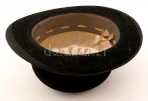 Fekete keménykalap, jelzett (Haasz, Budapest), belső méret: 19,5×16,5 cm