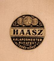 Fekete keménykalap, jelzett (Haasz, Budapest), belső méret: 19,5×16,5 cm