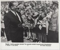 Iskolás gyerekek üdvözlik Titót lengyelországi látogatásakor Varsóban, MTI sajtófotó, 21x24 cm