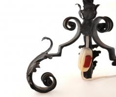 Gazdagon díszített kovácsoltvas lámpa két foglalattal, festményrészletekkel díszített karton lámpaer...