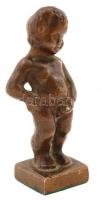 Pisilő kisfiú, patinázott bronz szobrocska, jelzés nélkül, m: 11 cm