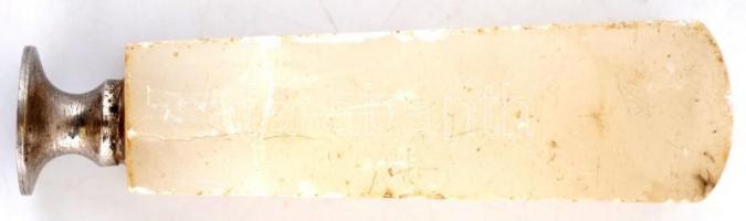 "BP" monogramos fém pecsétnyomó alabástrom nyéllel, a nyélen kopásnyomokkal, utólag javíto...