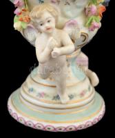 Jelzett figurális fedeles váza, kézzel festett, apró lepattanásokkal, m: 31 cm