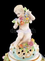 Jelzett figurális fedeles váza, kézzel festett, apró lepattanásokkal, m: 31 cm