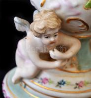 Jelzett figurális fedeles váza, kézzel festett, apró lepattanásokkal, m: 31 cm